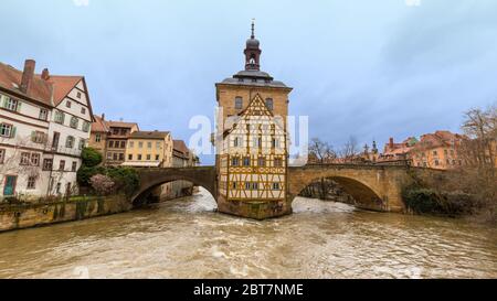 Blick auf das historische Alte Rathaus. Berühmtes Wahrzeichen und UNESCO-Weltkulturerbe. Panorama-Format, dunkelblauer Himmel. Stockfoto