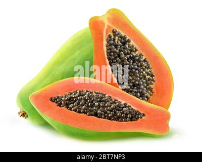 Isolierte Papaya Früchte. Eine ganze grüne Papaya und eine halbierte isoliert auf weißem Hintergrund Stockfoto