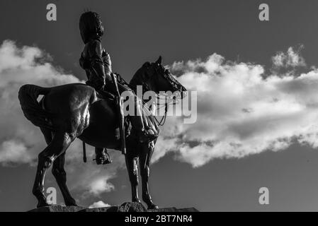 Royal Scots Grays Monument Statue mit Pferd gegen dramatischen Himmel in schwarz und weiß, Princes Street Edinburgh Stockfoto