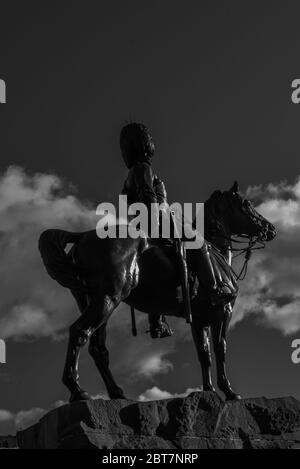 Royal Scots Grays Monument Statue mit Pferd gegen dramatischen Himmel in schwarz und weiß, Princes Street Edinburgh Stockfoto