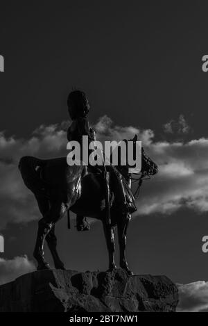 Royal Scots Grays Monument Statue mit Pferd gegen dramatischen Himmel in schwarz und weiß, Princes Street Edinburgh Stockfoto