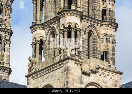 Nahaufnahme von Statuen an einem der Türme des Bamberger Doms. Ob die Tierskulpturen Esel oder Kühe darstellen, ist nicht klar. Stockfoto