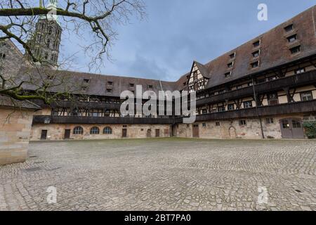 Blick auf den Innenhof der Alten Hofhaltung. Einmal Residenz der Bischöfe. Bestehend aus historischen Gebäuden mit Holzgalerie. Stockfoto