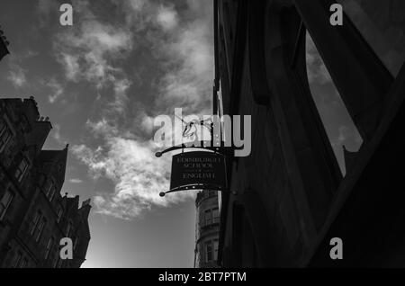 Einhorn-Schild für die Edinburgh School of English in der Altstadt von Edinburgh. Dramatische Schwarzweiß-Aufnahme. Stockfoto