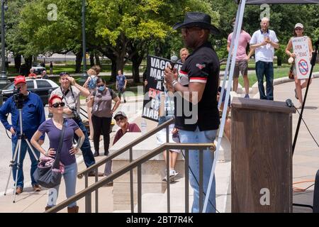 Austin, USA. 23 Mai 2020. LT. Col. Allen West hält seine Schlagzeile Rede auf der Texas Freedom Rally am Capitol Samstag. West ist für die Republikanische Partei von Texas Vorsitz. West betonte, wie wichtig es sei, Texas für Geschäfte offen zu halten und sich an die wahre Bedeutung des Memorial Day zu erinnern. Obwohl er glaubte, es sei eine individuelle Wahl, zu Hause zu bleiben, war West nicht dafür, dass Texaner das Recht haben, von zu Hause aus zu wählen. JORDAN SIGLER/ Alamy Live News Stockfoto