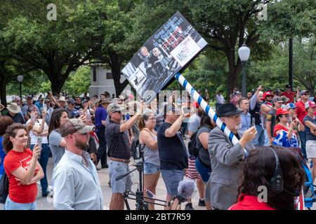 Austin, USA. 23 Mai 2020. Teilnehmer der Kundgebung hören LT. Col. Allen West am Samstag eine Rede im Capitol. Die Kundgebung beinhaltete Reden über zahlreiche Reden im Zusammenhang mit der Pandemie Covid-19, darunter das Recht der Bürger, sich für Geschäfte zu öffnen, und die Sorge, dass die bürgerlichen Freiheiten durch Vertragsabsprachen verletzt werden. JORDAN SIGLER/ Alamy Live News Stockfoto