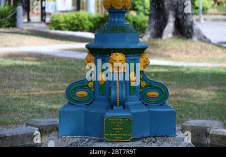 Koh Seang Tat Gedenkwasserbrunnen aus dem Jahr 1883 auf der Light Street neben dem Rathaus in George Town Stockfoto