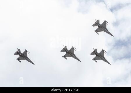 Kampfflugzeuge fliegen über Tamarac in Florida, um die wesentlichen Arbeiter während der Pandemie am 23. Mai 2020 zu ehren Stockfoto