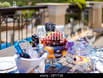 Tisch mit Obst und Wein auf der Sommerterrasse Stockfoto