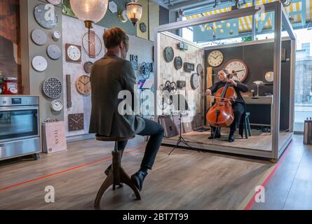 Dresden, Deutschland. Mai 2020. Cellistin Anke Heyn und Robert Lewetzky treffen sich bei den sogenannten "1:1 CONCERTS - Staatskapelle direkt". Musiker der Sächsischen Staatskapelle Dresden spielen ein ca. 10-minütiges Musikstück für jeweils einen Hörer. Interessenten können eine solche Begegnung im Internet buchen. Nur Ort und Zeit sind bekannt, der Zuhörer kennt weder den Musiker, noch das Instrument und das Musikstück. Die Konzerte finden an rund 10 Veranstaltungsorten in Geschäften, Galerien und Kirchen statt. Quelle: Matthias Rietschel/dpa-Zentralbild/dpa/Alamy Live News Stockfoto