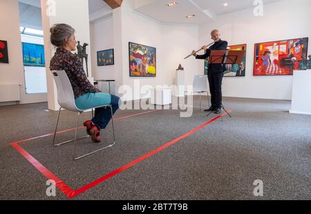 Dresden, Deutschland. Mai 2020. Der Flötist Bernhard Kury und Christiane Tzschacksch treffen sich bei den sogenannten "1:1 CONCERTS - Staatskapelle direkt". Musiker der Sächsischen Staatskapelle Dresden spielen ein ca. 10-minütiges Musikstück für jeweils einen Hörer. Interessenten können eine solche Begegnung im Internet buchen. Nur Ort und Zeit sind bekannt, der Zuhörer kennt weder den Musiker, noch das Instrument und das Musikstück. Die Konzerte finden an rund 10 Veranstaltungsorten in Geschäften, Galerien und Kirchen statt. Quelle: Matthias Rietschel/dpa-Zentralbild/dpa/Alamy Live News Stockfoto