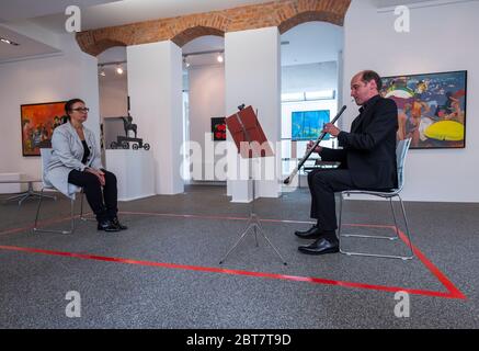 Dresden, Deutschland. Mai 2020. Cor-Anglais Volker Hahnemann und Ines Schulz treffen sich bei den sogenannten "1:1-KONZERTEN - Staatskapelle direkt". Musiker der Sächsischen Staatskapelle Dresden spielen ein ca. 10-minütiges Musikstück für jeweils einen Hörer. Interessenten können eine solche Begegnung im Internet buchen. Nur Ort und Zeit sind bekannt, der Zuhörer kennt weder den Musiker, noch das Instrument und das Musikstück. Die Konzerte finden an rund 10 Veranstaltungsorten in Geschäften, Galerien und Kirchen statt. Quelle: Matthias Rietschel/dpa-Zentralbild/dpa/Alamy Live News Stockfoto