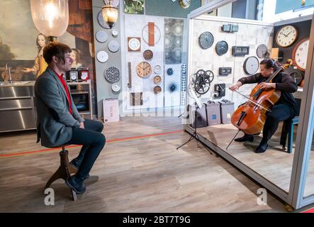 Dresden, Deutschland. Mai 2020. Cellistin Anke Heyn und Robert Lewetzky treffen sich bei den sogenannten "1:1 CONCERTS - Staatskapelle direkt". Musiker der Sächsischen Staatskapelle Dresden spielen ein ca. 10-minütiges Musikstück für jeweils einen Hörer. Interessenten können eine solche Begegnung im Internet buchen. Nur Ort und Zeit sind bekannt, der Zuhörer kennt weder den Musiker, noch das Instrument und das Musikstück. Die Konzerte finden an rund 10 Veranstaltungsorten in Geschäften, Galerien und Kirchen statt. Quelle: Matthias Rietschel/dpa-Zentralbild/dpa/Alamy Live News Stockfoto