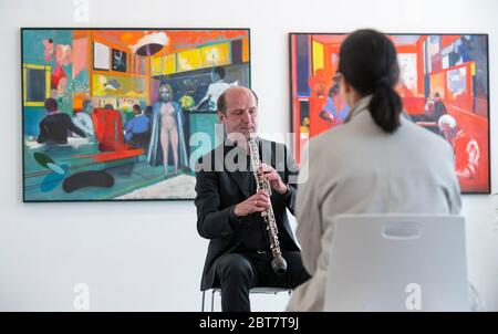 Dresden, Deutschland. Mai 2020. Cor-Anglais Volker Hahnemann und Ines Schulz treffen sich bei den sogenannten "1:1-KONZERTEN - Staatskapelle direkt". Musiker der Sächsischen Staatskapelle Dresden spielen ein ca. 10-minütiges Musikstück für jeweils einen Hörer. Interessenten können eine solche Begegnung im Internet buchen. Nur Ort und Zeit sind bekannt, der Zuhörer kennt weder den Musiker, noch das Instrument und das Musikstück. Die Konzerte finden an rund 10 Veranstaltungsorten in Geschäften, Galerien und Kirchen statt. Quelle: Matthias Rietschel/dpa-Zentralbild/dpa/Alamy Live News Stockfoto