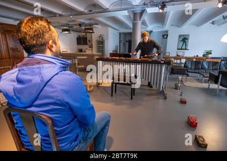 Dresden, Deutschland. Mai 2020. Percussionist Simon Etzold und ein Gast treffen sich bei den sogenannten "1:1 CONCERTS - Staatskapelle direkt". Musiker der Sächsischen Staatskapelle Dresden spielen ein ca. 10-minütiges Musikstück für jeweils einen Hörer. Interessenten können eine solche Begegnung im Internet buchen. Nur Ort und Zeit sind bekannt, der Zuhörer kennt weder den Musiker, noch das Instrument und das Musikstück. Die Konzerte finden an rund 10 Veranstaltungsorten in Geschäften, Galerien und Kirchen statt. Quelle: Matthias Rietschel/dpa-Zentralbild/dpa/Alamy Live News Stockfoto