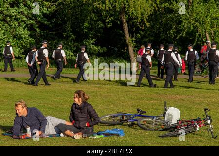 23. Mai 2020 - Schwere Polizeipräsenz auf Wandsworth Common, die dafür sorgt, dass die Menschen während der COVID-19-Sperre soziale Distanz haben Stockfoto