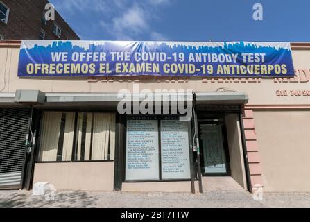 Eine Klinik in Northern Manhattan hat ein prominentes Banner in Englisch und Spanisch, das ankündigt, Covid-19 oder Coronavirus-Antikörper-Tests anzubieten Stockfoto