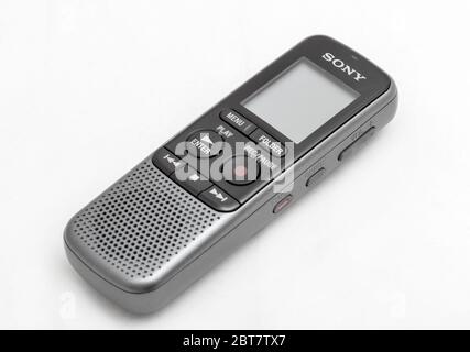 KIEW, UKRAINE - 12. DEZEMBER 2019: Sony moderner digitaler Voice Recorder Nahaufnahme vor weißem Hintergrund. Es ist ein Tonaufzeichnungsgerät häufig verwendet t Stockfoto