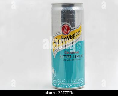 KIEW, UKRAINE - 31. DEZEMBER 2019: Schweppes Bitter Lemon Original kann vor weißem Hintergrund verschließenwerden. Schweppes ist eine Schweizer Getränkemarke, die s ist Stockfoto