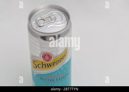 KIEW, UKRAINE - 31. DEZEMBER 2019: Schweppes Bitter Lemon Original kann vor weißem Hintergrund verschließenwerden. Schweppes ist eine Schweizer Getränkemarke, die s ist Stockfoto