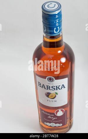 KIEW, UKRAINE - 15. MAI 2020: Litauischer Barska Wodka Pflaumenlikör Flasche Nahaufnahme vor weißem Hintergrund. Getränk aus Alkohol auf Obstbasis. Stockfoto