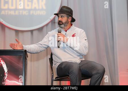 Nick Rolovich, neu ernannter Head Football Coach an der Washington State University, spricht bei einer Spendenaktion an eine Schar von WSU-Spendern. Stockfoto