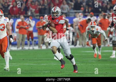 Ohio State Buckeye Quarterback, Justin Fields, findet im Halbfinale 2019 im Fiesta Bowl Platz gegen die Clemson Tigers. Stockfoto