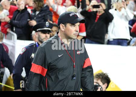 Ryan Day, Ohio State Buckeye Head Football Coach, führt sein Team auf das Feld für das 2019 CFP Halbfinale gegen Clemson in der Fiesta Bowl. Stockfoto