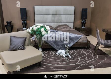 Leere moderne elegante Schlafzimmer Möbel Interieur in modernem Stil mit Sofa