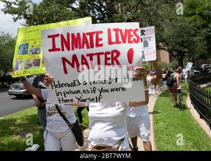 Austin, TX USA 23. Mai 2020: Eine Koalition von texanischen Häftlingsrechtsgruppen protestiert am Samstag, den 23. Mai 2020 im texanischen Gouverneurshaus gegen die rasche Verbreitung von COVID-19 in Gefängnissen und gegen den Mangel an Schutz für Insassen während der Pandemie. Hunderte von texanischen Insassen haben positiv getestet und soziale Distanzierung ist unmöglich, sagen Kritiker. Kredit: Bob Daemmrich/Alamy Live News Stockfoto