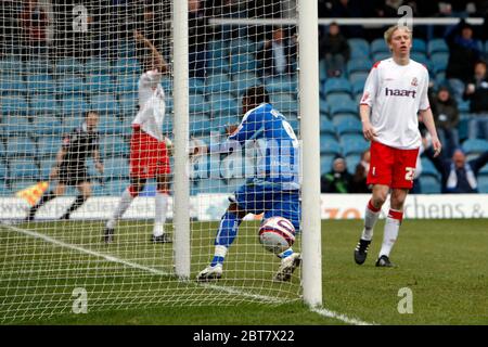 LONDON, Großbritannien MÄRZ 29: Peterborough's Aaron McLean wendet sich ab, nachdem er sein und Peterborough's zweites Tor während der Coca Cola League Two Between Pet erzielt hat Stockfoto