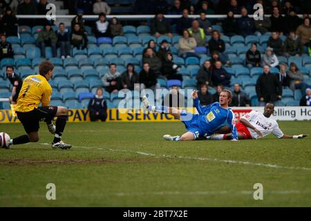 LONDON, Großbritannien MÄRZ 29: Peterborough's Scott Rendell erzielt sein 2. Und Peterboroughs 4. Tor während der Coca Cola League Two zwischen Peterborough Unit Stockfoto