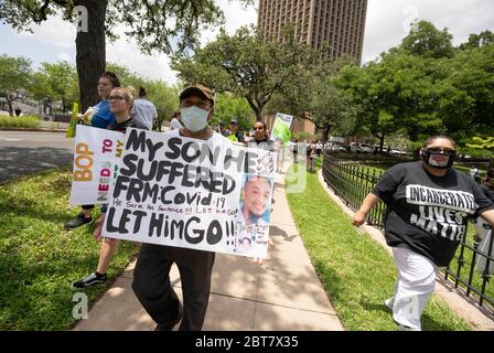 Austin, Texas, USA. Mai 2020. Eine Koalition von texanischen Häftlingsrechtsgruppen protestiert am Samstag, den 23. Mai 2020 im texanischen Gouverneurshaus gegen gefährliche Gefängnisbedingungen in Bezug auf COVID-19 und die Coronavirus-Pandemie. Hunderte von texanischen Insassen haben positiv getestet und soziale Distanzierung ist unmöglich, sagen Kritiker. Kredit: Bob Daemmrich/ZUMA Wire/Alamy Live News Stockfoto