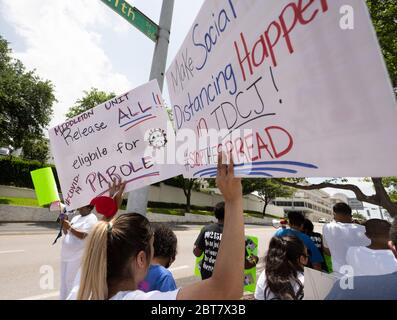 Austin, Texas, USA. Mai 2020. Eine Koalition von texanischen Häftlingsrechtsgruppen protestiert am Samstag, den 23. Mai 2020 im texanischen Gouverneurshaus gegen gefährliche Gefängnisbedingungen in Bezug auf COVID-19 und die Coronavirus-Pandemie. Hunderte von texanischen Insassen haben positiv getestet und soziale Distanzierung ist unmöglich, sagen Kritiker. Kredit: Bob Daemmrich/ZUMA Wire/Alamy Live News Stockfoto