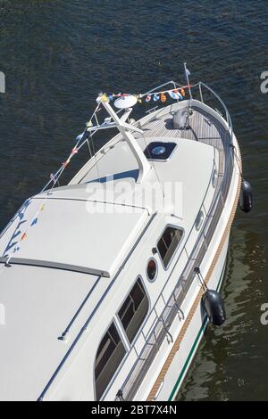 Luxusboot an einem sonnigen Tag, Blick von oben. Stockfoto