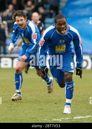 LONDON, Großbritannien MÄRZ 29: Peterborough's Aaron McLean punktet und feiert das Eröffnungsspiel während der Coca Cola League Two zwischen Peterborough United gegen Stockfoto