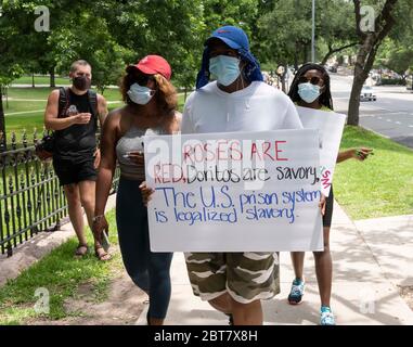 Austin, Texas, USA. Mai 2020. Eine Koalition von texanischen Häftlingsrechtsgruppen protestiert am Samstag, den 23. Mai 2020 im texanischen Gouverneurshaus gegen gefährliche Gefängnisbedingungen in Bezug auf COVID-19 und die Coronavirus-Pandemie. Hunderte von texanischen Insassen haben positiv getestet und soziale Distanzierung ist unmöglich, sagen Kritiker. Kredit: Bob Daemmrich/ZUMA Wire/Alamy Live News Stockfoto