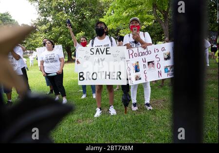 Austin, Texas, USA. Mai 2020. Eine Koalition von texanischen Häftlingsrechtsgruppen protestiert am Samstag, den 23. Mai 2020 im texanischen Gouverneurshaus gegen gefährliche Gefängnisbedingungen in Bezug auf COVID-19 und die Coronavirus-Pandemie. Hunderte von texanischen Insassen haben positiv getestet und soziale Distanzierung ist unmöglich, sagen Kritiker. Kredit: Bob Daemmrich/ZUMA Wire/Alamy Live News Stockfoto