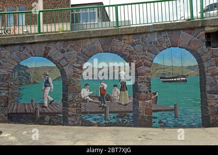 LYTTLETON, NEUSEELAND, 25. FEBRUAR 2020: Ein Wandgemälde auf der Brücke bei Pilgrim Rock, ein Denkmal für die ursprünglichen Canterbury-Pilger, die sich niederließen Stockfoto