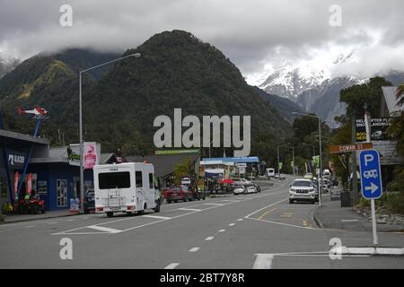 FRANZ JOSEF, NEUSEELAND, 5. OKTOBER 2019; EIN geschäftiges Tag im Dorf Franz Josef in Neuseeland, wo Touristen den weltberühmten Gletscher besichtigen Stockfoto