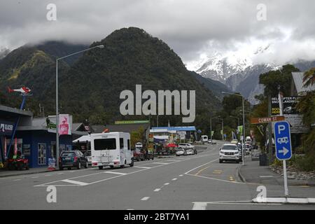 FRANZ JOSEF, NEUSEELAND, 5. OKTOBER 2019; EIN geschäftiges Tag im Dorf Franz Josef in Neuseeland, wo Touristen den weltberühmten Gletscher besichtigen Stockfoto