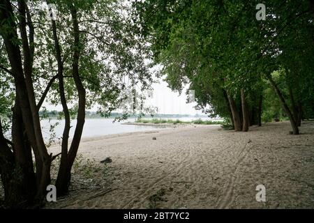 Sandstrand am Rheinufer bei Wesseling, Nordrhein-Westfalen, Deutschland Stockfoto