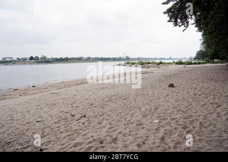 Sandstrand am Rheinufer bei Wesseling, Nordrhein-Westfalen, Deutschland Stockfoto