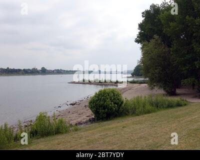 Sandstrand am Rheinufer bei Wesseling, Nordrhein-Westfalen, Deutschland Stockfoto