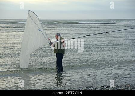 GREYMOUTH, NEUSEELAND, 24. OKTOBER 2019: Ein Mann fängt mit einem Schaufelnetz Weißköder an der Mündung des Taramakau River an der Westküste der Südküste Stockfoto