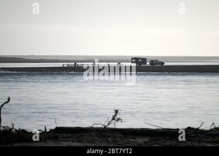 GREYMOUTH, NEUSEELAND, SEPTEMBER 18 2019: Ein Paar arbeitet an der Mündung des Taramakau River an der Westküste des Südens I an seinem Whitebaiting-Stand Stockfoto