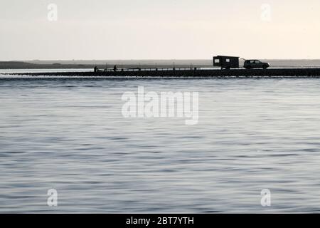 GREYMOUTH, NEUSEELAND, SEPTEMBER 18 2019: Ein Paar arbeitet an der Mündung des Taramakau River an der Westküste des Südens I an seinem Whitebaiting-Stand Stockfoto