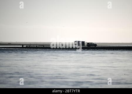 GREYMOUTH, NEUSEELAND, SEPTEMBER 18 2019: Ein Paar arbeitet an der Mündung des Taramakau River an der Westküste des Südens I an seinem Whitebaiting-Stand Stockfoto