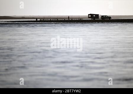 GREYMOUTH, NEUSEELAND, SEPTEMBER 18 2019: Ein Paar arbeitet an der Mündung des Taramakau River an der Westküste des Südens I an seinem Whitebaiting-Stand Stockfoto