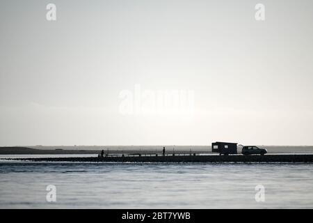 GREYMOUTH, NEUSEELAND, SEPTEMBER 18 2019: Ein Paar arbeitet an der Mündung des Taramakau River an der Westküste des Südens I an seinem Whitebaiting-Stand Stockfoto